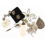 Kavel diverse sieraden, waaronder een collier, vier broches, twee hangers, een speld en een paar