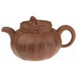 Pompoenvormig Yixing trekpotje voorzien van Chinese karakters en greep in de vorm van Fo hondje - H.