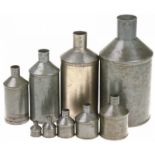 Set van 9 tinnen Duitse maatbekers, ca. 1920, met keuren, van 0,01 t/m 2 liter (grootste ca. 25 cm.)