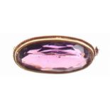 14kt roségouden broche gezet met een ovaal geslepen paarse glassteen - lengte 2,5 cm