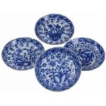 Serie van vier Chinees porseleinen borden met gecontourneerde rand, centraal een decor van een