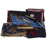 Diverse batik doeken, miniatuur Dajak zwaard, Japanlak waaier, waaier met handgekleurde voorstelling