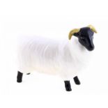 Porseleinen beeld: Black Faced Sheep, model 1765, gemerkt Beswick -8,3 cm hoog-