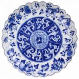 Chinees porseleinen bord voorzien van geschulpte rand, centraal een pioenroos waaromheen florale