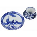 Chinees porseleinen bordje met decor van balspelende 'zotjes', 19e eeuw, circa 1800 en Chinees