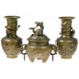 Paar Chinese bronzen, door draken omwonden vazen -h. 24,5 cm.-, daarbij: Chinees bronzen