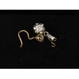 14kt witgouden hanger met een briljant geslepen diamant in chatonzetting, circa 0.15 ct, daarbij;