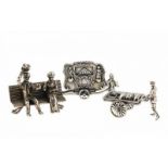 Drie 2e gehalte zilveren miniaturen: draaiorgel, straatverkoper en paartje op parkbankje