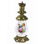 Porseleinen tafellampvoet met handbeschilderd polychroom decor van bloemen en figuren,