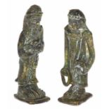 Twee bronzen priesterfiguren, Midden-Oosten, -10 cm hoog-