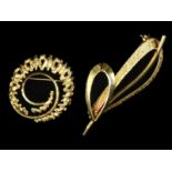 Twee 14kt geelgouden vintage broches