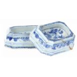 Paar Chinees porseleinen zoutvaatjes met blauw-wit floraal decor, Qianlong -één gerestaureerd-