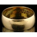 14kt geelgouden brede trouwring - met inscriptie, ringmaat 53 mm