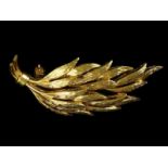 18kt geelgouden broche in bladvorm - lengte 45 mm