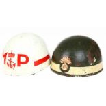 Lot van twee Engelse Dispatch helmets, waarbij door Marine Politie doorgebruikt