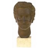 Bep Sturm-van den Bergh (1919-2006), bronzen vrouwenhoofd op travertin basement -H. 40 cm.-