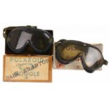 Kavel van drie polaroid M1944 goggles, waarvan tweemaal in doos