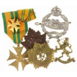 Lot van drie diverse metalen badges, toegevoegd embleem 'Nederland' en vroeg Vierdaagse Kruis (