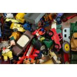 Grote verzameling speelgoed en speelgoed auto's, waaronder Dinky en Matchbox