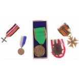 Lot van vijf medailles waarbij eenmaal miniatuur Verzetsherdenkingskruis