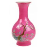 Rose Chinese porseleinen vaas met polychroom bloemdecor op gestoken rozenhouten basement, circa 1900