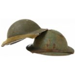Lot van twee MKII helmen, waarbij eenmaal oorlogs '1942' gedateerde liner, in matige conditie