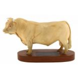 Porseleinen beeld: Charolais Bull, op houten basement, in originele doos, gemerkt Beswick, -15,4