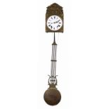 Comtoise klok met witgeëmaillerde wijzerplaat, slinger, wandbeugel, sleutel en gewichten aanwezig