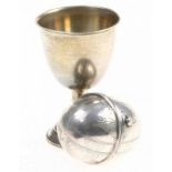 Zilveren doosje in eivorm met gegraveerd motief, daarbij; zilveren eierdopje met parelrand aan voet,