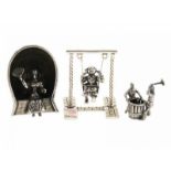 Drie 2e gehalte zilveren miniaturen: strandstoel, schommel en kuiper