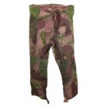 Camouflaged trousers windproof, met enige oorlogse reparaties, label niet leesbaar