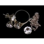 14kt witgouden ring, gezet met briljant geslepen bergkristal, daarbij; 3e gehalte zilveren collier