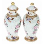 Paar balustervormige famille rose dekselpotjes met Chine de commande decor van een wapen met