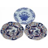 Paar Japans porseleinen bordjes met Imari decor, Japan, 19e eeuw, daarbij: Chinees porseleinen