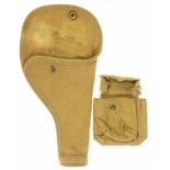 1937 pattern webbing revolver holster, gemarkeerd Z'L&T. LTD. 1943', met bijbehorend patroontasje.