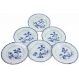 Zes Chinees porseleinen borden met blauw-wit decor van pijnboom en bloem in tuin, Qianlong, einde