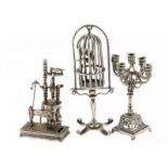 Vier 2e gehalte zilveren miniaturen: kandelaar, vogelkooi, spinnewiel en naaimachine