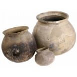 Drie diverse aardewerk kogelpotten, 10e t/m 13e eeuw - Diam. 12, 20 en 30 cm - -restauraties en
