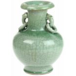 Chinese balustervormige Celadon vaas, 19e eeuw -27 cm hoog, restauratie aan bovenrand-