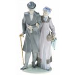 Polychroom porseleinen beeld: ouder echtpaar in kleding van rond 1900, Lladro -h. 28 cm.-