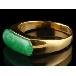 18kt geelgouden ring gezet met een cabochon geslepen rechthoekige jade - ringmaat 57 mm -