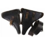 Lot van twee repro Luger P08 holsters, toegevoegd koppelriem