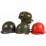 Naoorlogs, lot bestaande uit vier helmen, waarbij Nederlands en West-Duits
