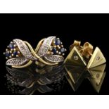 Twee paar 14kt geelgouden oorstekers: één paar driehoeken gezet met achtkant geslepen diamant en één