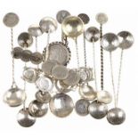 Diverse zilveren muntlepeltjes, muntarmband, twee broches en hanger