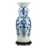 Chinees porseleinen vaas met blauw-wit decor van bloemen en antiquiteiten op celadon fond, 19e