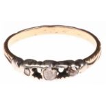14kt geelgouden ring met drie roosgeslepen diamanten in gesloten zilveren zetting - ringmaat 53 mm