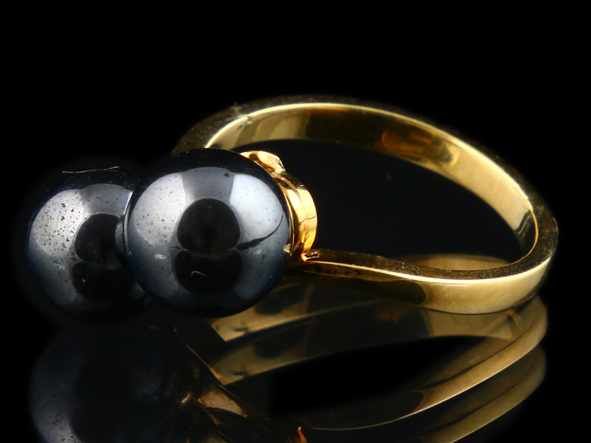 14kt geelgouden 'Toi et Moi' ring gezet met twee hematiet bollen - ringmaat 54 mm - (brutogwicht 5,