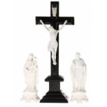 Gezwart houten crucifix met biscuit corpus en twee biscuitporseleinen beeldjes: Jozef en Maria, ca.