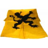 Vlag voorzien van Vlaamse Leeuw, enkelzijdig, circa 170x210cm, flinke scheur in het midden en